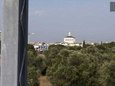 Accarezzati dal vento e dai pacati rumori della campagna che ci circonda, osserviamo all�orizzonte la grigia cupola della chiesa di Santa Fara...